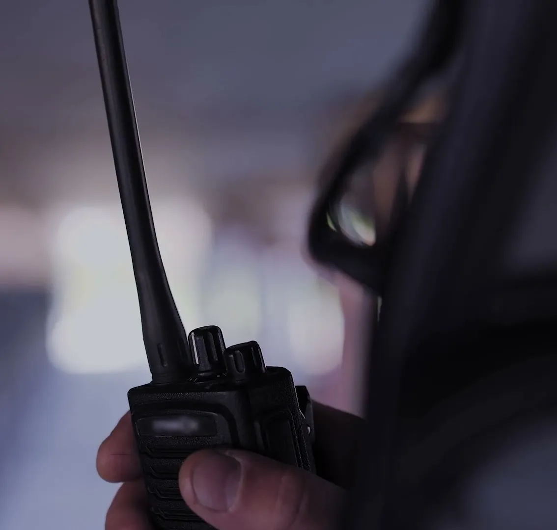 Un operador en campo con su radio de comunicación.